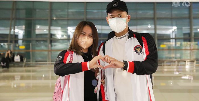 Pasangan ganda campuran Indonesia, Praveen Jordan/Melati Daeva Oktavianti, berpose menjelang berangkat ke Jepang di Bandara Soekarno Hatta, Tangerang, Kamis (8/7/2021).