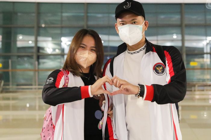Pasangan ganda campuran Indonesia, Praveen Jordan/Melati Daeva Oktavianti, berpose menjelang berangkat ke Jepang di Bandara Soekarno Hatta, Tangerang, Kamis (8/7/2021).