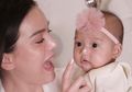 #FamilyQuality Ajak Bayi 5 Bulan Berenang Seperti yang Dilakukan Alice Norin dan Baby Alana, Manfaatnya untuk Masa Depan Si Kecil Sangat Baik