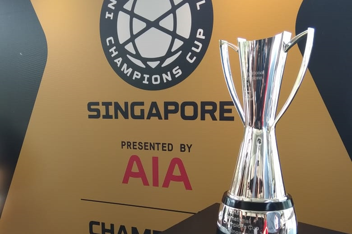 Replika trofi piala International Champions Cup dipamerkan pada acara konferensi pers di The Incubator, Esplanade Park, Singapura, Rabu (27/3/2019).
