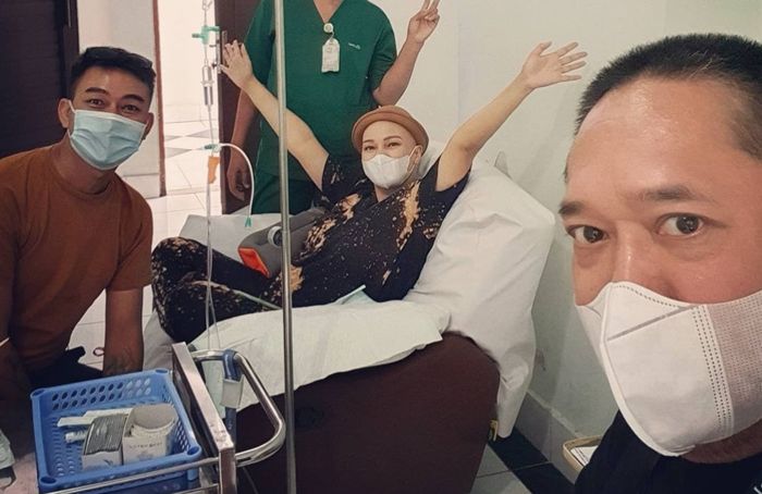Franky Sihombing turut senang atas selesainya kemoterapi sang ibu tiri, Feby Febiola.