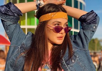 Nonton Festival Coachella Bareng Kakak Faisal Nasimuddin, Luna Maya Tampil Seksi dengan Slit Skirt