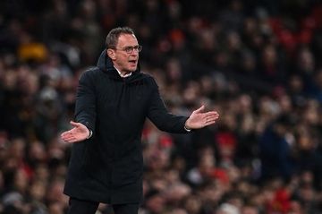Ralf Rangnick saat memimpin Manchester United hadapi Brighton dalam laga Liga Inggris di Old Trafford, 15 Februari 2022.