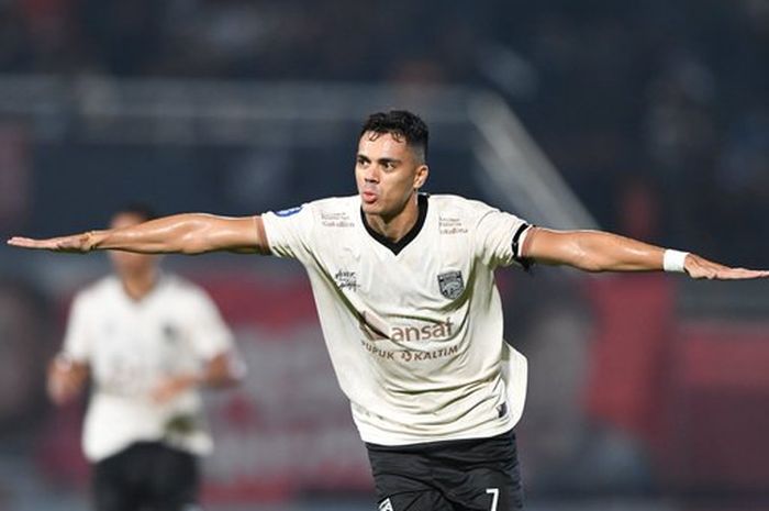 Striker Borneo FC melakukan selebrasi melawan RANS Nusantara FC pada Liga 1 di Stadion Segiri, Minggu (9/4/2023).