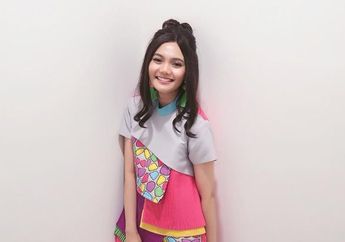 Tampil Nyentrik ala Rina Nose dengan Rambut Ombre Menyala, Anak Muda Banget!