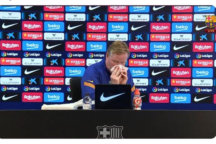 Pelatih Barcelona, Ronald Koeman mengalami mimisan saat berbicara di konferensi pers jelang laga Sevilla Vs Barcelona, Sabtu (27/2/2021).