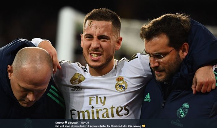 Winger Real Madrid, Eden Hazard, meringis kesakitan setelah engkel kaki kanannya mengalami cedera pada pertandingan melawan Paris Saint-Germain, Selasa (27/11/2019).