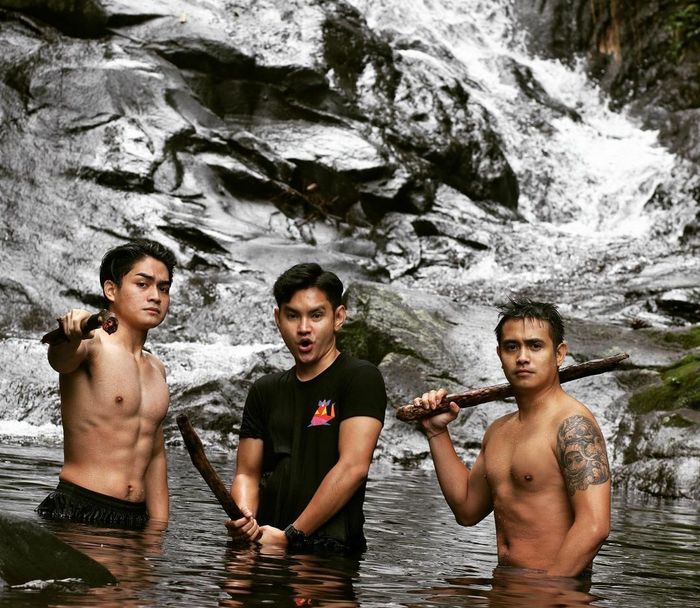 Ajun Perwira dan sahabat-sahabatnya.