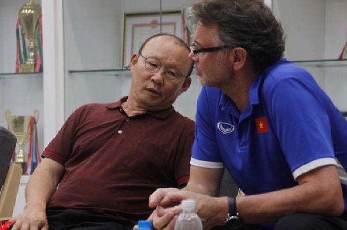 Pelatih baru Timnas Vietnam, Philippe Troussier (kanan) saat duduk berdua dengan Park Hang-seo (kiri).