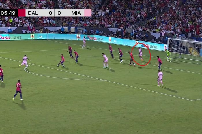 Gol Lionel Messi saat Inter Miami mengalahkan FC Dallas dianggap tidak sah karena Josef Martinez (lingkaran merah) diduga offside.