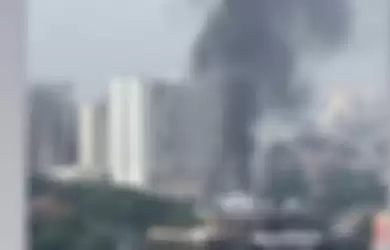  Foto kebakaran Gardu PLN di Kebon Jeruk, Jakarta Barat bikin syok netizen di media sosial. Warga sekitar mendengar suara ledakan. 