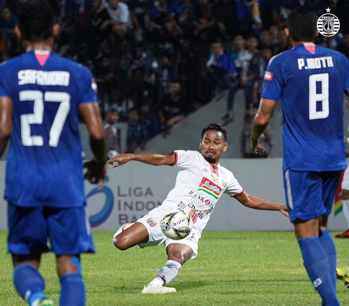 Aksi gelandang Persija, Ramdani Lestaluhu, pada laga kontra PSIS Semarang di Stadion Moch Soebroto, Magelang, Minggu (26/5/2019).