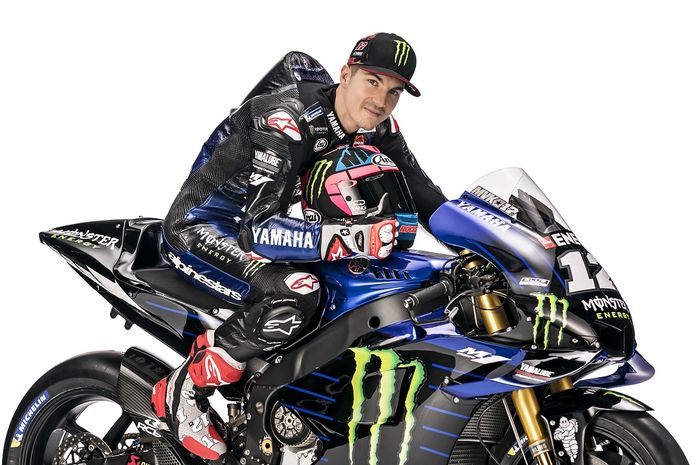 Pebalap Monster Energy Yamaha MotoGP, Maverick Vinales, berpose di atas motor barunya untuk MotoGP 2019.