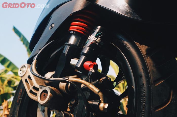 Shockbreaker Bitubo menjadi penopang kaki-kaki depan