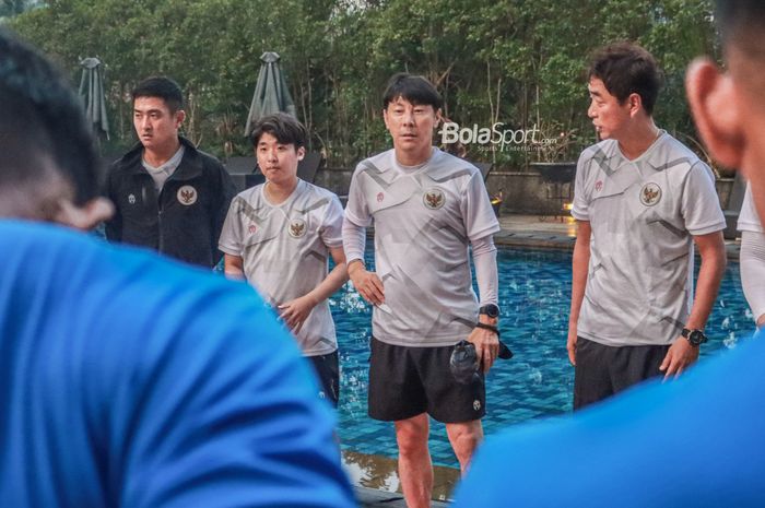 Pelatih Timnas Indonesia Shin Tae-yong  melakukan briefing di Hotel The Sultan, Senayan, Jakarta, 26 Mei 2022.