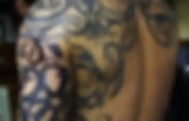 Tato di Tubuh Pria Dayak yang Penuh dengan Filosofi Keberanian