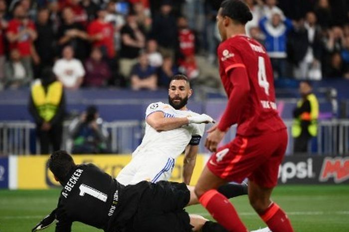 Penyerang Real Madrid, Karim Benzema, melepaskan tembakan dalam laga final Liga Champions 2021-2022 melawan Liverpool di Stade de France, Sabtu (28/5/2022).