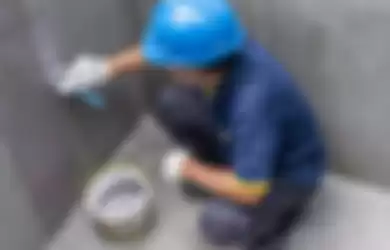 Rembes dan bocor di kamar mandi perlu ditangani dengan waterproofing yang tepat. 