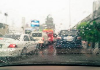 Apakah Hujan Bisa Merusak Cat Mobil? Begini Cara Merawat Mobil yang Digunakan untuk Berkendara Saat Hujan