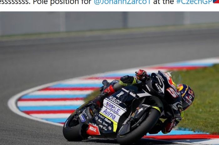 Pembalap Avintia Racing, Johann Zarco, merebut pole position pada seri balap MotoGP Republik Ceska yang berlangsung di Sirkuit Brno, Republik Ceska, 8 Agustus 2020.