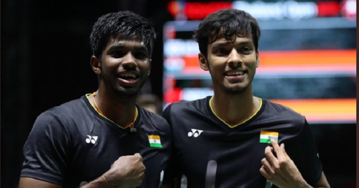 Pasangan ganda putra India, Satwiksairaj Rankireddy (kiri)/Chirag Shetty, seusai memenangi gelar juara Thailand Open 2019, di Indoor Stadium Huamark, Bangkok, Thailand, Minggu (4/8/2019).