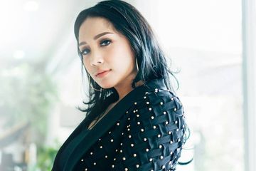 Deretan Artis Cantik Pakai Tas Mungil Berharga Fantastis, Nagita