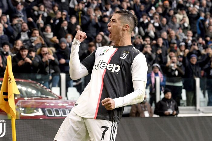 Megabintang Juventus, Cristiano Ronaldo, merayakan gol yang dicetak ke gawang Cagliari dalam laga Liga Italia di Allianz Stadium, Senin (6/1/2020).