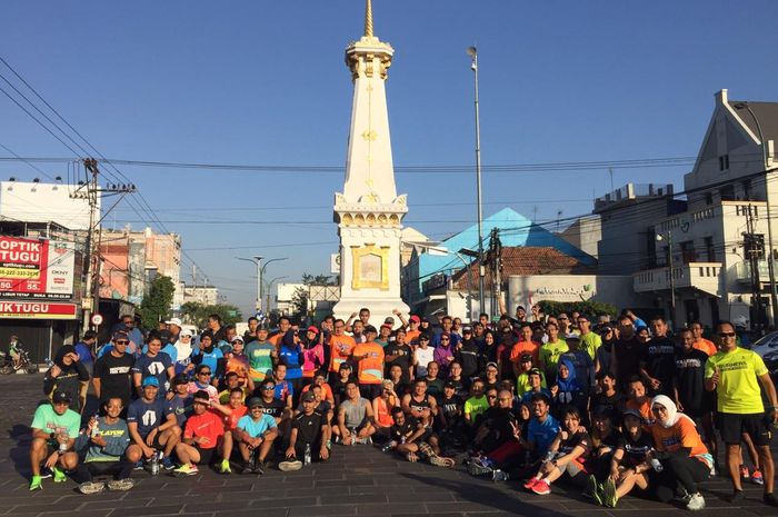 Rombongan pelari yang diikuti Rektor UGM, Panut Mulyono, saat berpose di depan Tugu Jogja, Minggu (4/8/2019)