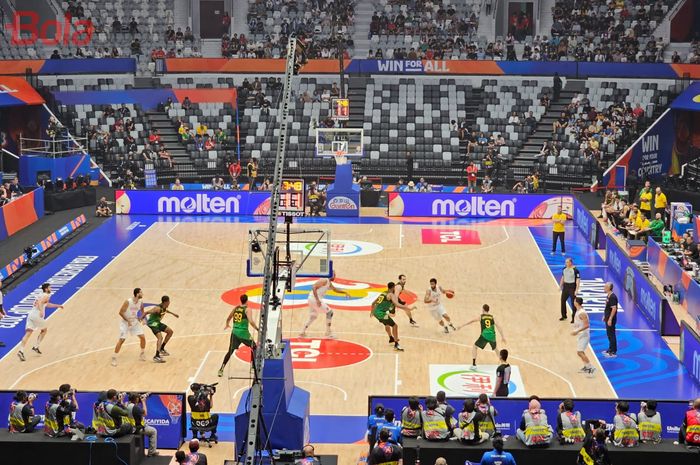 Suasana Pertandingan FIBA World Cup 2023 yang mempertemukan timnas basket Brasil melawan Iran di Indonesia Arena, Senayan, Jakarta, Sabtu (26/8/2023).