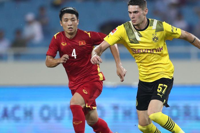 Suasana pertandingan antara timnas Vietnam melawan Borussia Dortmund di My Dinh Stadium, Hanoi, Rabu (30/11).