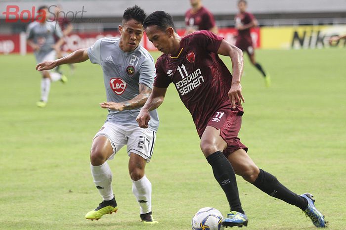 Winger PSM Makassar, M Rahmat, saat mencoba melewat pertahanan Kaya FC