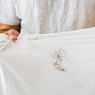 Ibu-ibu Begini Cara Usir Noda Tinta Hingga Noda Saos di Baju, Hanya dengan Bermodalkan Cairan Ini!
