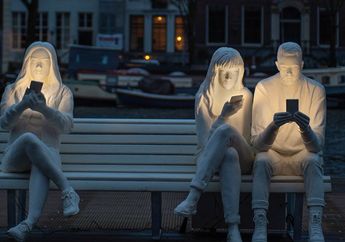 Kecanduan Smartphone Akut, Amsterdam Light Festival 2018 Hadirkan Bangku Sculpture Unik
