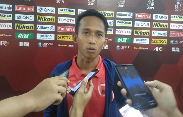 Pemain sayap PSM Makassar M Rahmat menjawab pertanyaan wartawan seusai laga kontra Kaya FC pada lanjutan Piala AFC di Stadion Pakansari, Kabupaten Bogor, Selasa (2/4/2019).