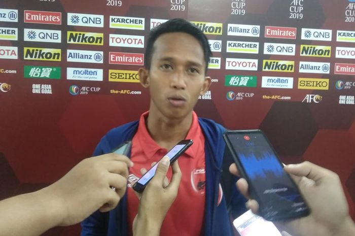 Pemain sayap PSM Makassar M Rahmat menjawab pertanyaan wartawan seusai laga kontra Kaya FC pada lanjutan Piala AFC di Stadion Pakansari, Kabupaten Bogor, Selasa (2/4/2019).