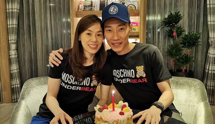 Lee Chong Wei (kanan) berpose bersama sang istri, Wong Mew Choo (kiri).