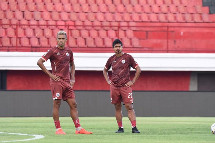 Dua pemain Persija Jakarta, Bruno Matos dan Bambang Pamungkas pada official training di Stadion Kapten I Wayan Dipta, Gianyar, Bali, Kamis (25/4/2019).