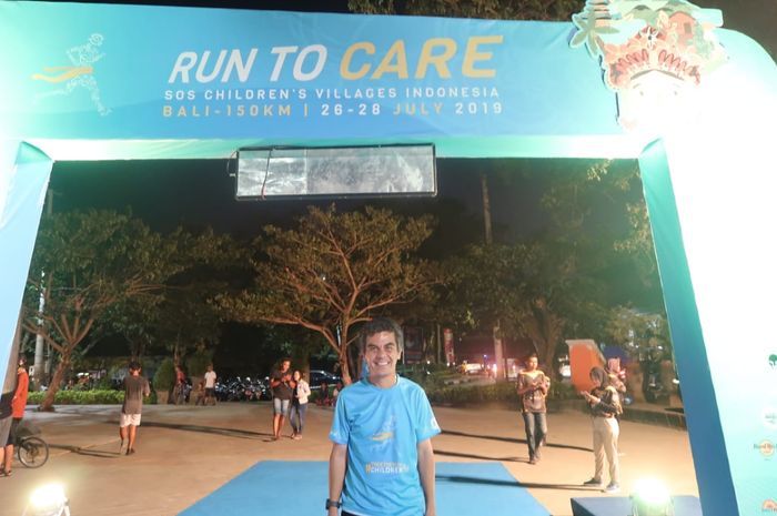 National Director SOS Children's Villages Indonesia, Gregor Hadi Nitihardjo, berpose di venue Run To Care 2019 yang diselenggarakan di Lapangan Lumintang, Denpasar, Bali.