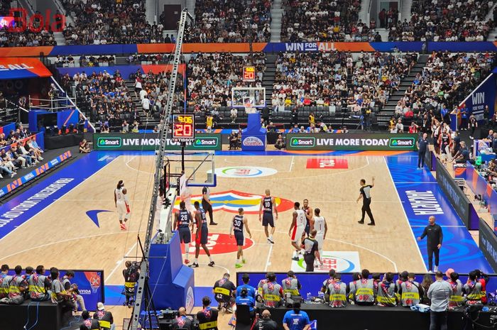 Suasana pertandingan antara timnas basket Kanada melawan timnas basket Prancis dalam laga FIBA World Cup 2023, di Indonesia Arena, Senayan, Jakarta, Jumat (25/8/2023).