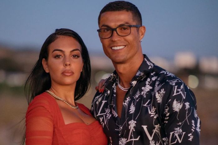 Cristiano Ronaldo bersama sang kekasih Georgina Rodriguez.