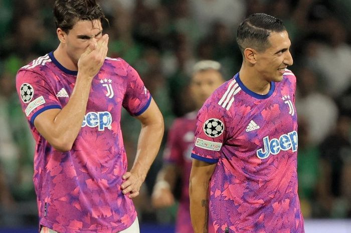Dusan Vlahovic (kiri) dan Angel Di Maria  saat tampil dalam lawatan Juventus ke kandang Maccabi Haifa, Sammy Ofer Stadium, di Liga Champions (11/10/2022). Vlahovic dan Di Maria termasuk daftar pemain cedera di Juventus.