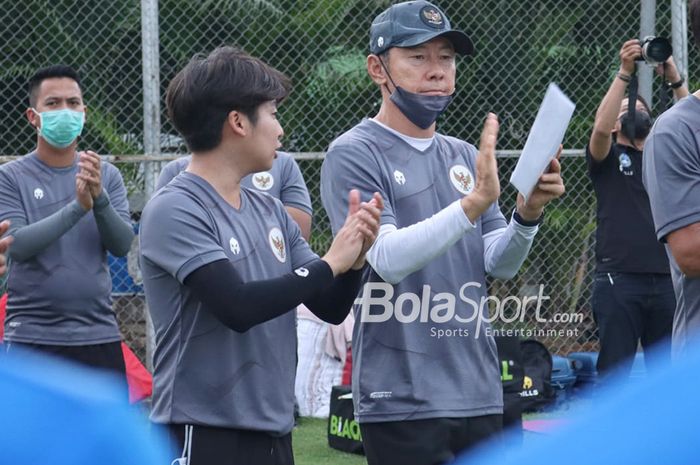 Shin Tae-yong dan penerjemahnya, Jeong Seok-seo, sedang memberikan tepuk tangan di penghujung pemusatan latihan timnas U-22 Indonesia akan berakhir di Lapangan D, Senayan, Jakarta, 10 Februari 2021.