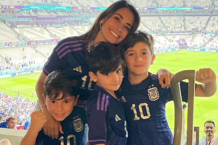 Istri Lionel Messi, Antonela Roccuzzo dan ketiga putranya, Thiago, Mateo, dan Ciro saat menonton Timnas Argentina menang 3-0 atas Kroasia di Lusail Stadium (14/12/2022).