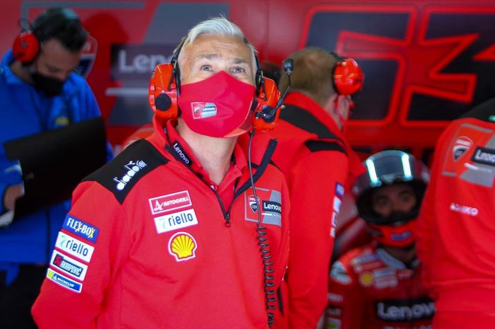 Manajer Tim Ducati Lenovo, Davide Tardozzi, di sela-sela berlangsungnya MotoGP Spanyol di Sirkuit Jerez, Spanyol, Mei 2022.