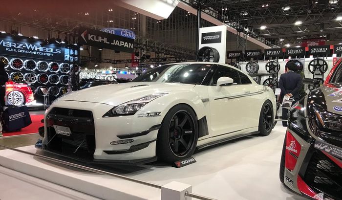 Modifikasi Nissan GT-R bergaya racing