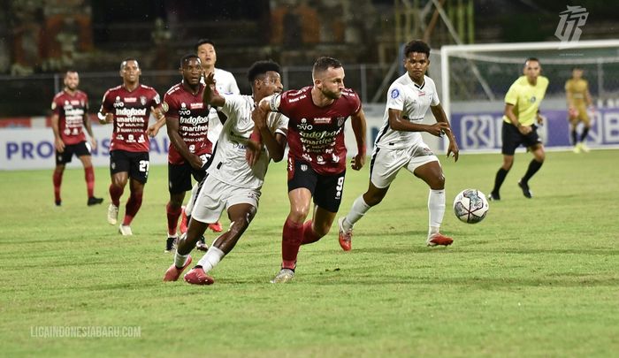 Penyerang Bali United, Ilija Spasojevic saat mengiring bola dalam laga melawan Persipura Jayapura pada laga pekan ke-27 Liga 1 2021/2022, di Stadion I Gusti Ngurah Rai, Denpasar, Bali, Kamis (24/2/2022)