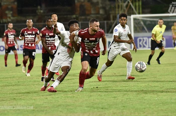 Penyerang Bali United, Ilija Spasojevic saat mengiring bola dalam laga melawan Persipura Jayapura pada laga pekan ke-27 Liga 1 2021/2022, di Stadion I Gusti Ngurah Rai, Denpasar, Bali, Kamis (24/2/2022)