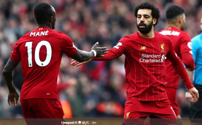 Mohamed Salah dan Sadio Mane saling berjabat tangan usai terciptanya gol penyeimbang kedudukan kala Liverpool melawan Bournemouth di Stadion Anfield, Sabtu (7/3/2020).