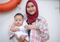 Posisi Gendong Favorit Zaskia Adya Mecca dapat Membuat Si Kecil Nyaman