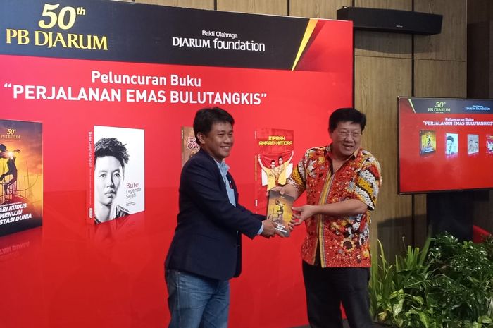 Serah terima buku Setengah Abad PB Djarum Dari Kudus Menuju Prestasi Dunia dari Bonnie Triyana ke Program Director Bakti Olahraga Djarum Foundation Yoppy Rosimin, di Wisma Ploso, Kudus, Jawa Tengah, Minggu (28/4/2019).